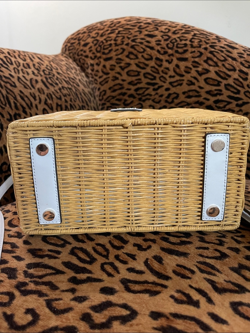 Kate Spade New York Lemon Zest Satchel
Rare Novelty Item
Like new used once - Picture 6 of 7